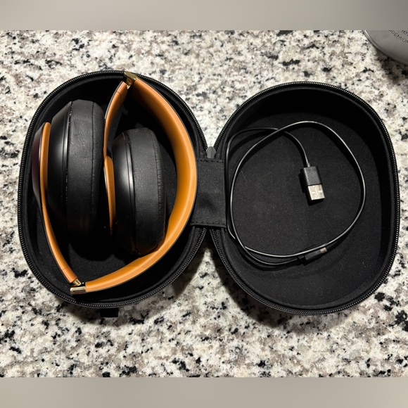 Beats Studio3 Wireless Headphones - Black and Gold - Picture 3 of 6